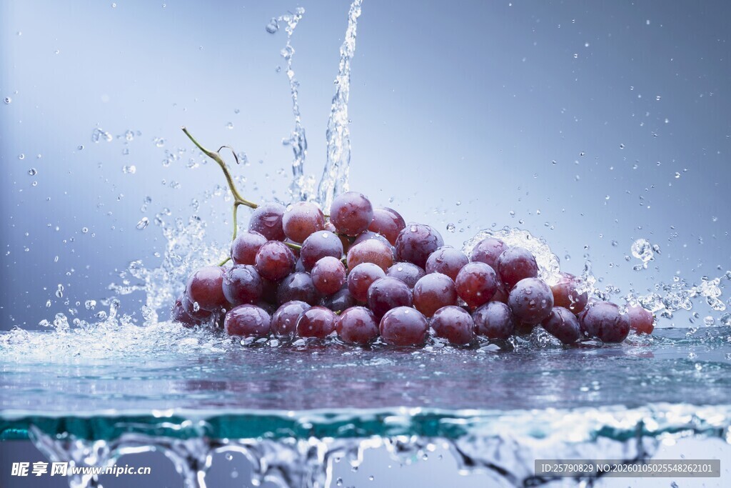葡萄入水溅起晶莹水花