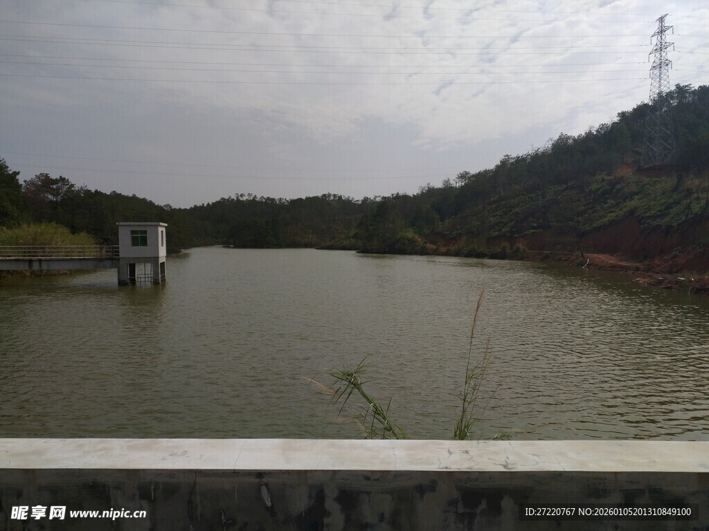 宁静湖泊与岸边景致