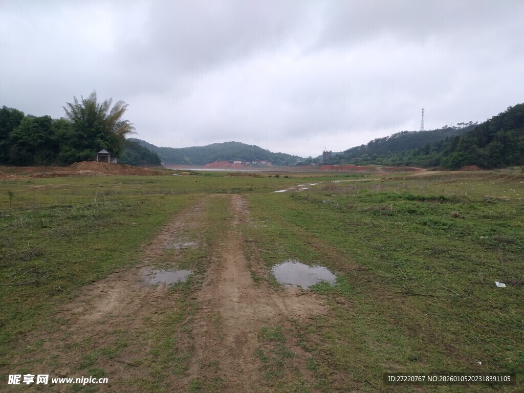 雨后乡间泥泞小路
