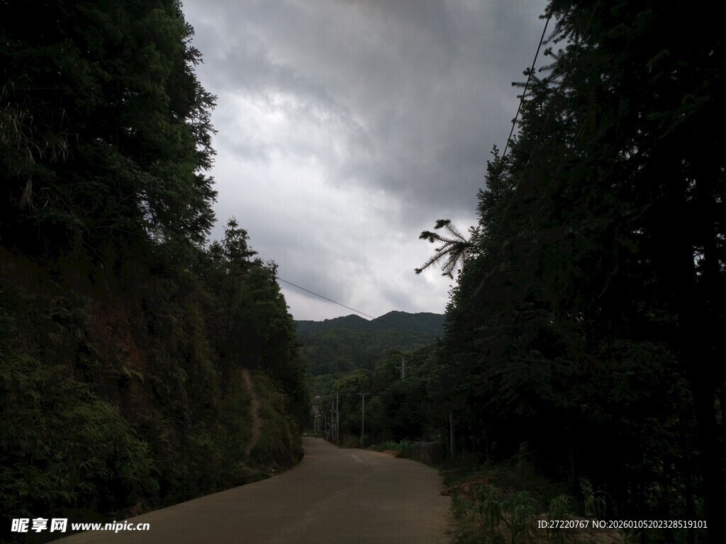 山间幽径 云下绿意绵延