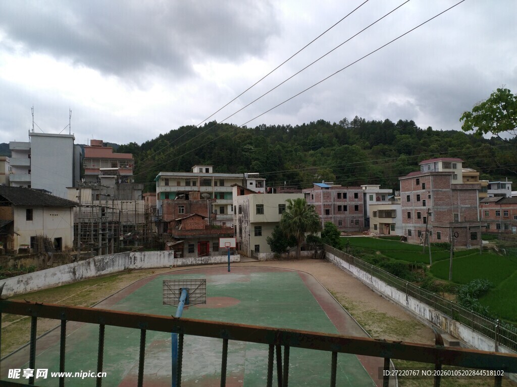 俯瞰山间的户外运动场地