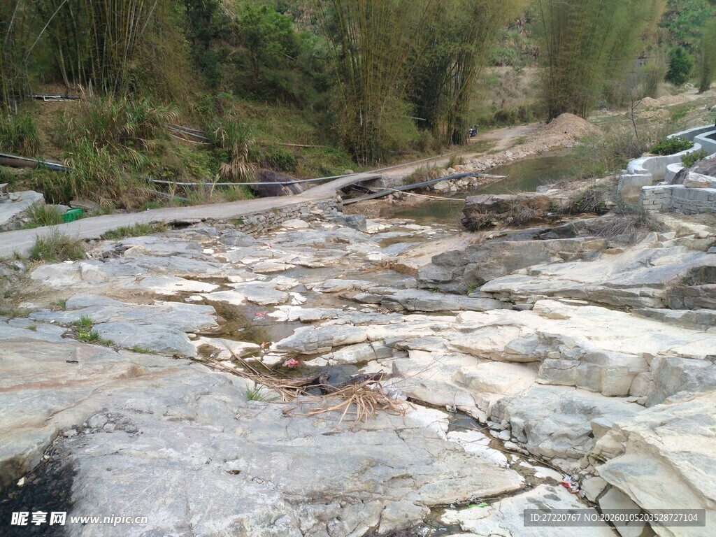 山间嶙峋岩石与周边植被