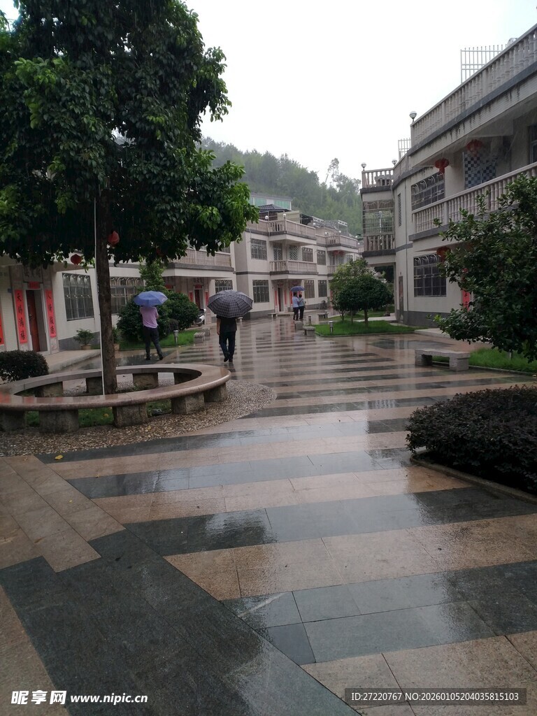 雨后城市小道