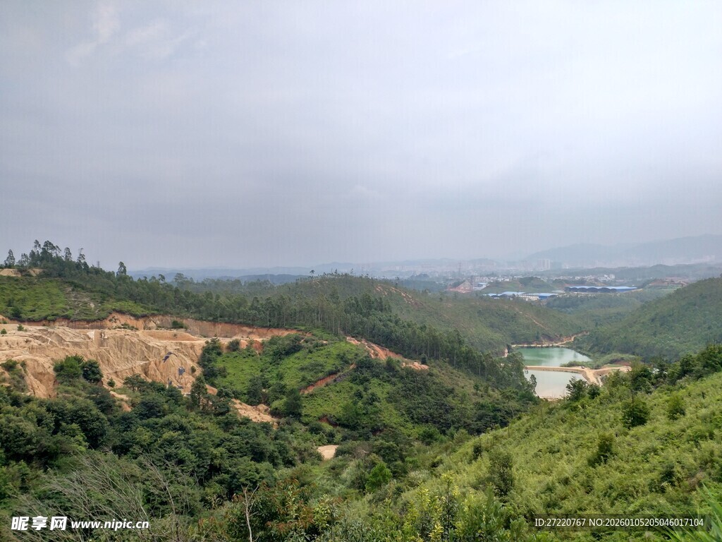山间云雾缭绕的绿意景致