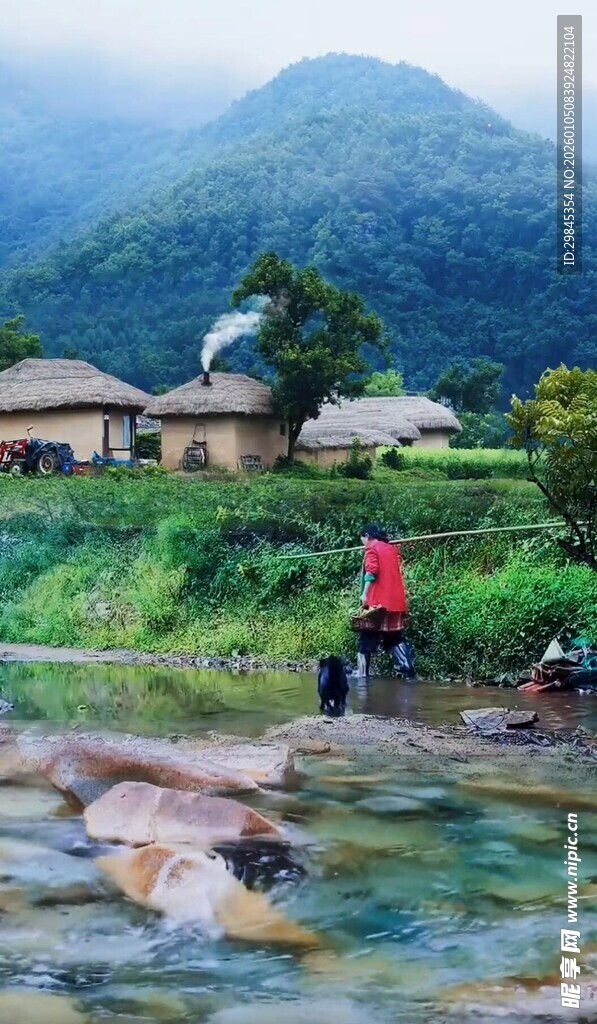 山村溪边人与田园美景