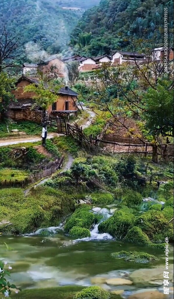 山间溪边的古朴村落