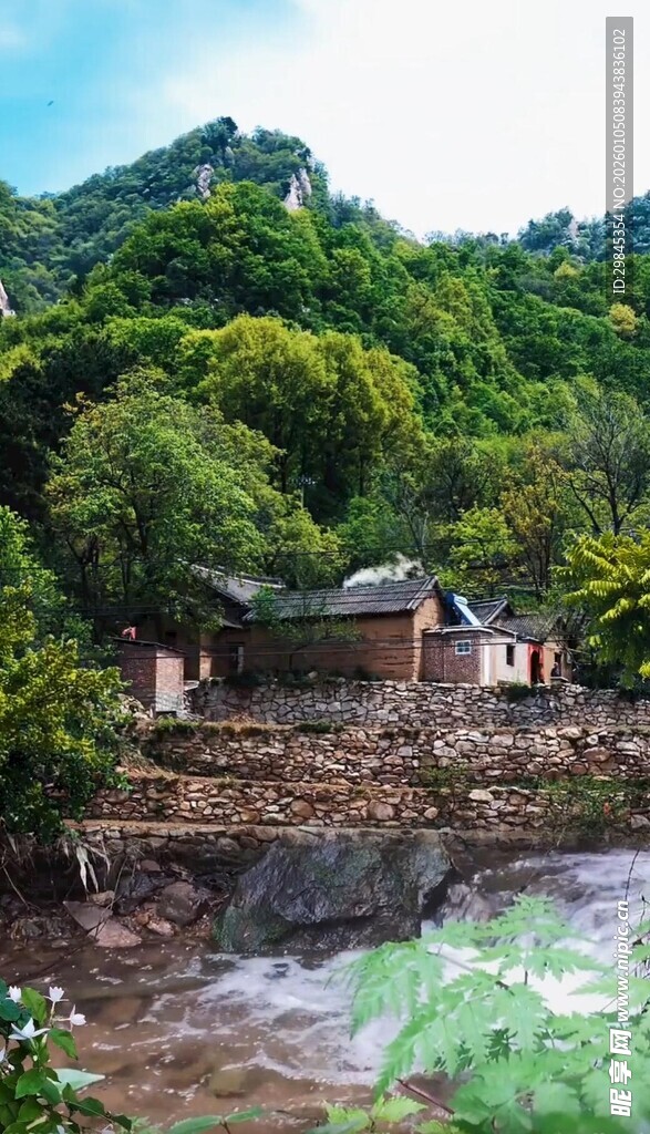 山间小屋伴潺潺溪流