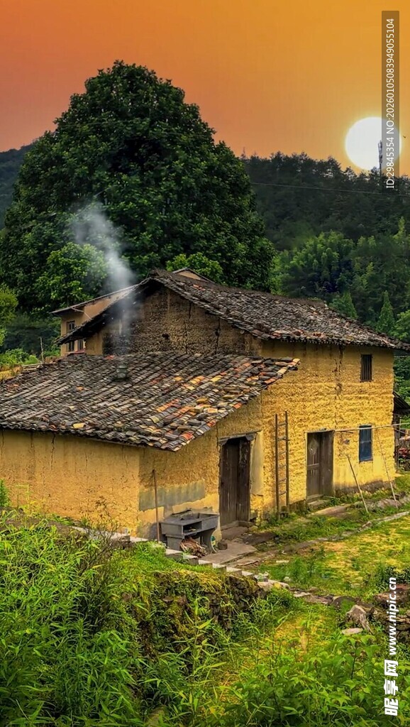 夕阳下的乡村小屋
