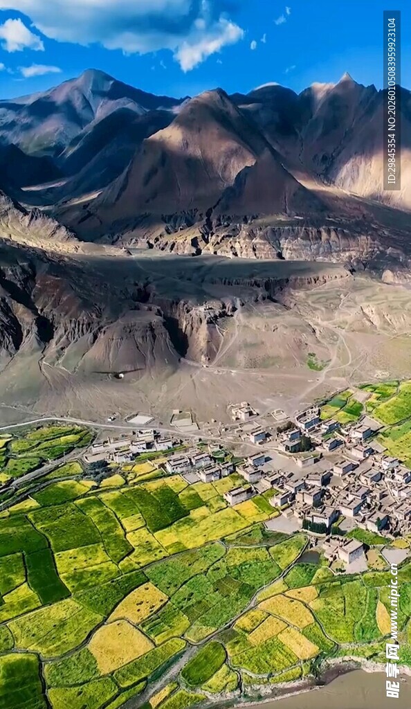 俯瞰山间村落田园美景