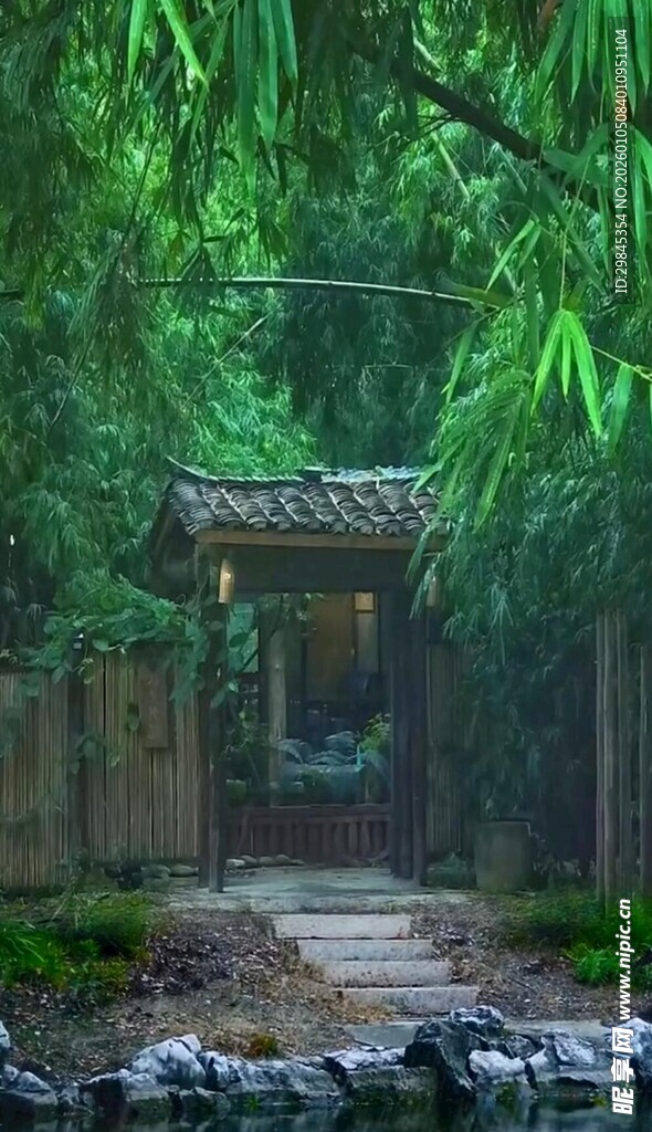 林间幽径处的古朴小屋
