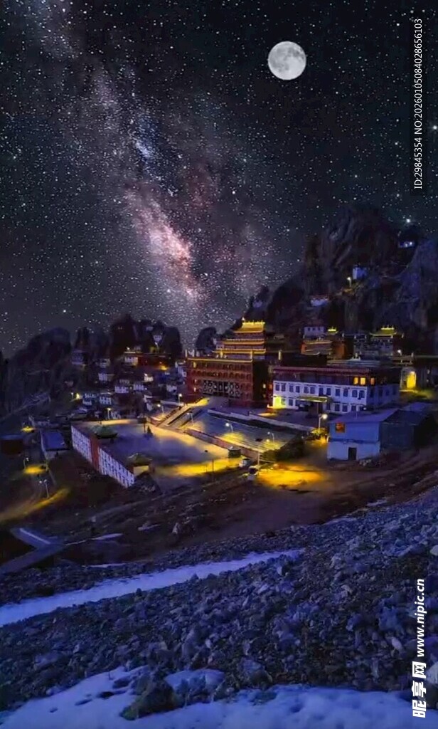 雪夜山村星空璀璨