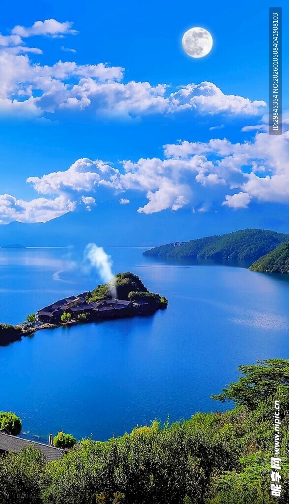 海上明月伴舰的美丽景致