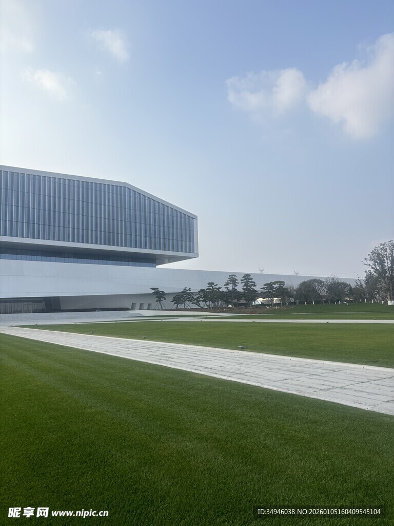 现代建筑旁的开阔绿地