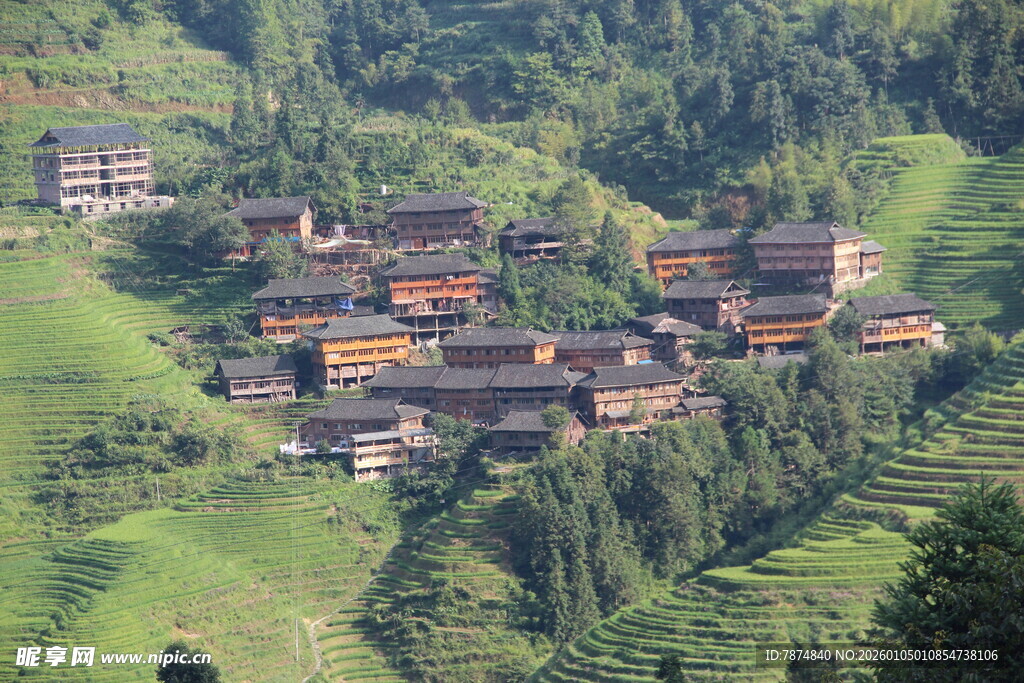 山间村落 绿意环绕的家园