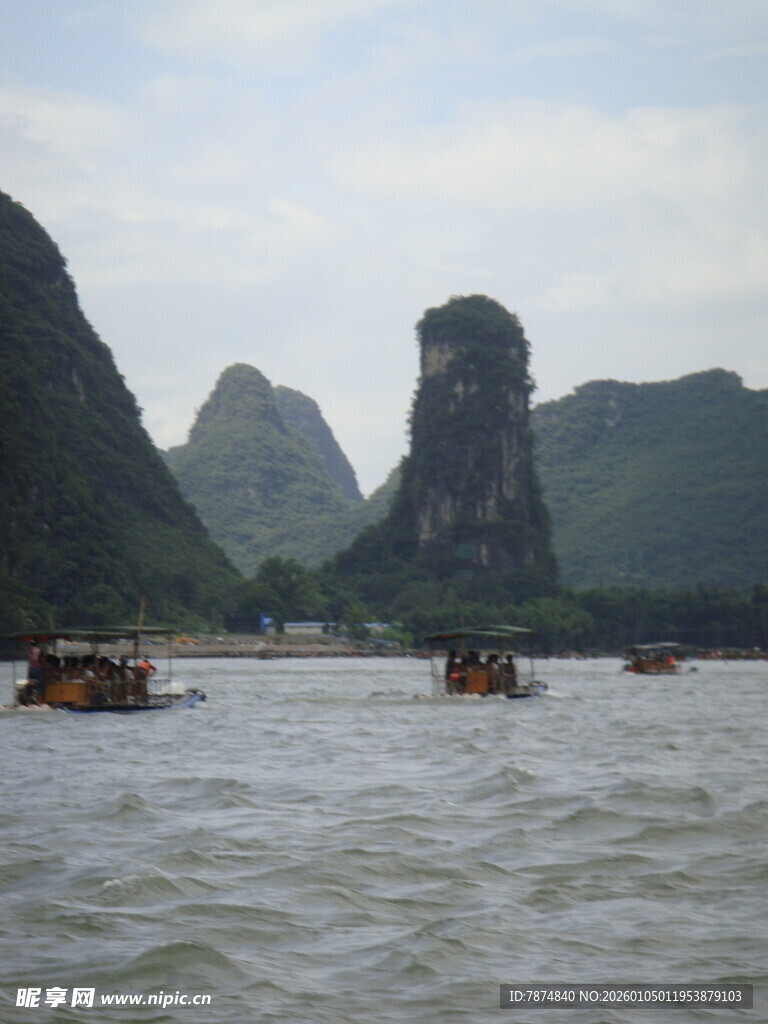 漓江山水间的游船景致