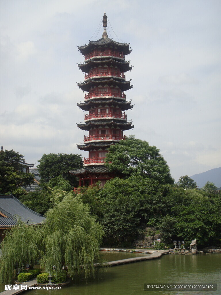 湖畔古宝塔 景致清幽