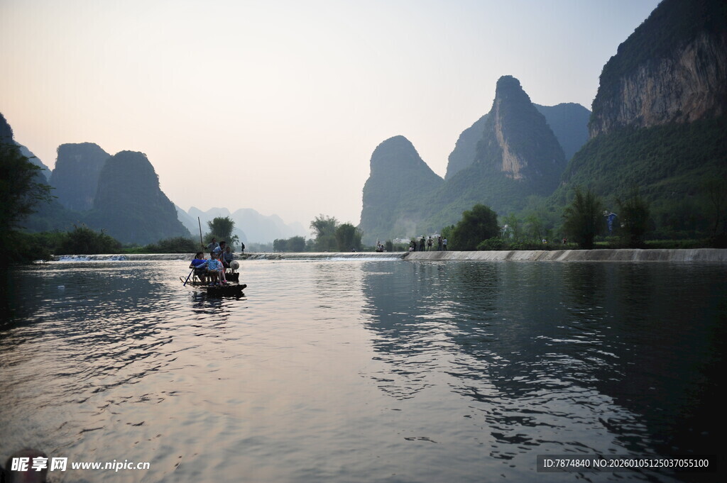 漓江山水间的悠然泛舟