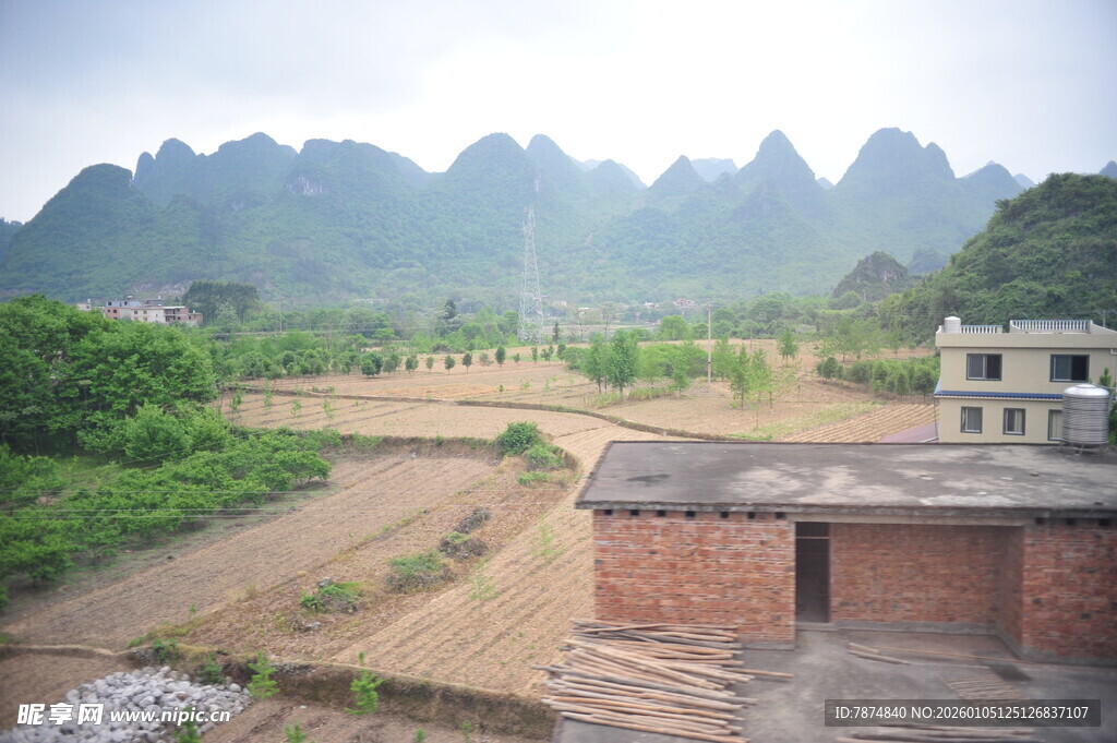 乡村田野与远山景致
