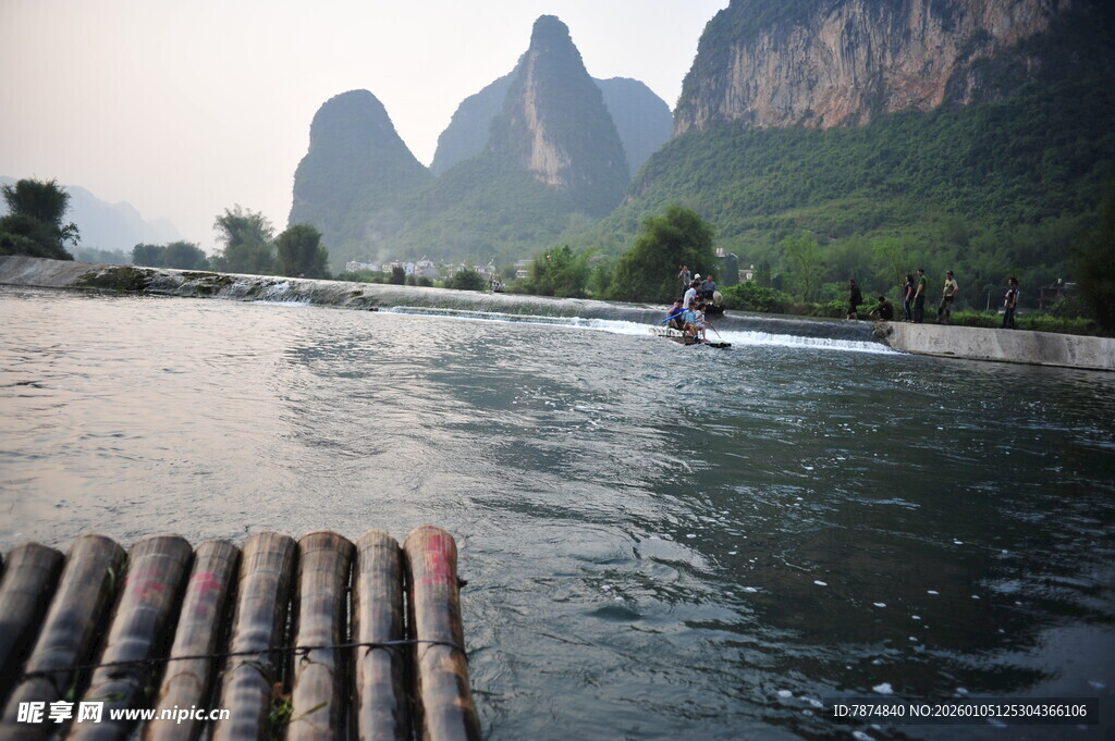 漓江山水间的竹筏漂流