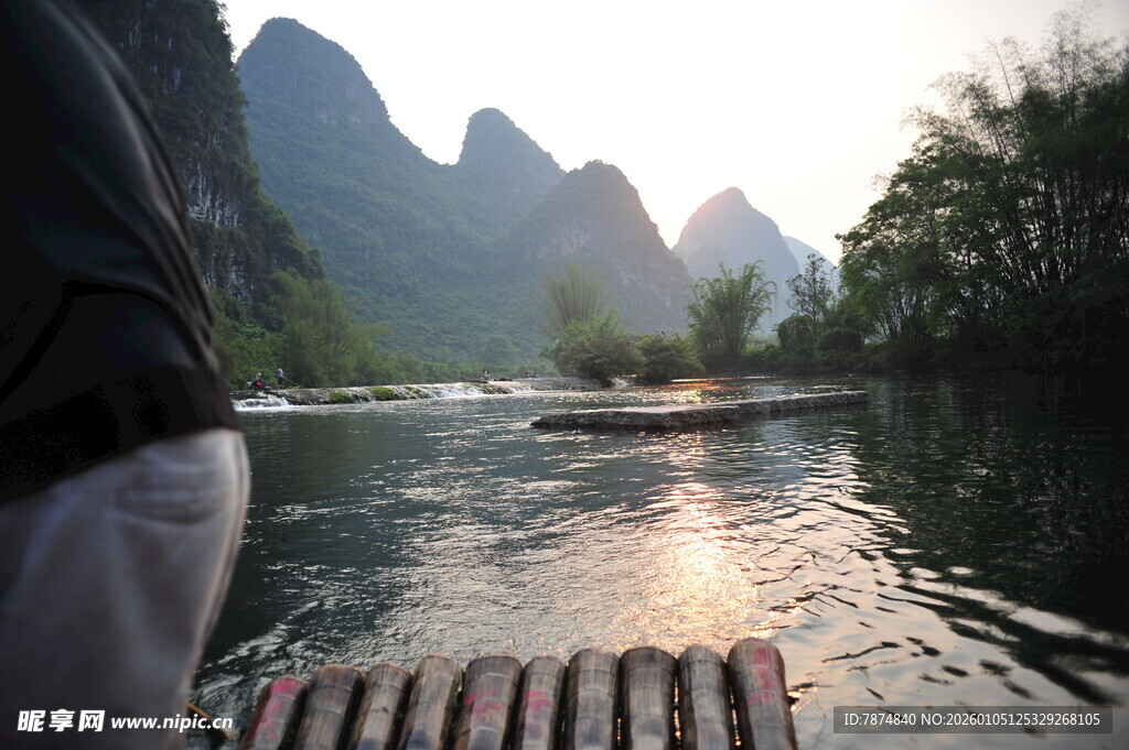 漓江竹筏游 赏山水美景