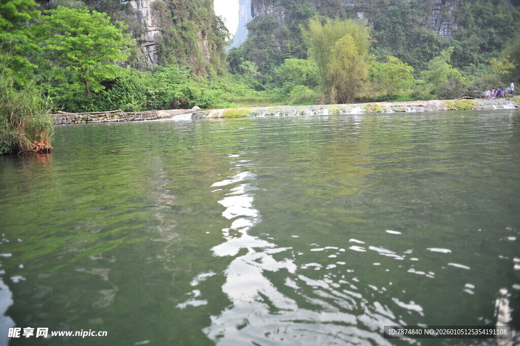 宁静山水间的秀丽湖泊