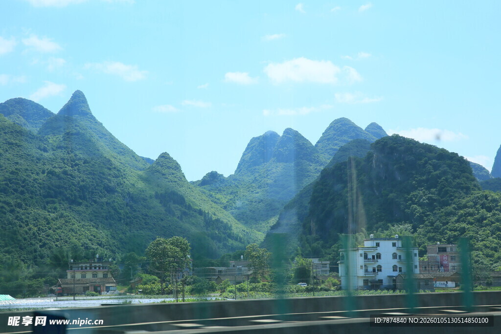 秀丽山水间的江畔景致