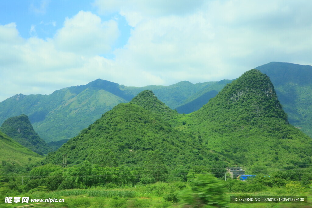 青山绿野间的秀丽风光