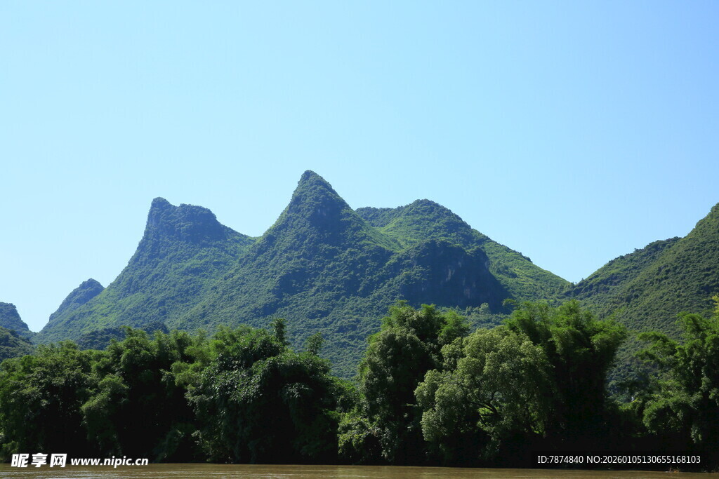 秀丽山峦与葱郁植被