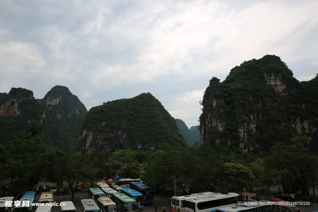 漓江山水间的停泊船只