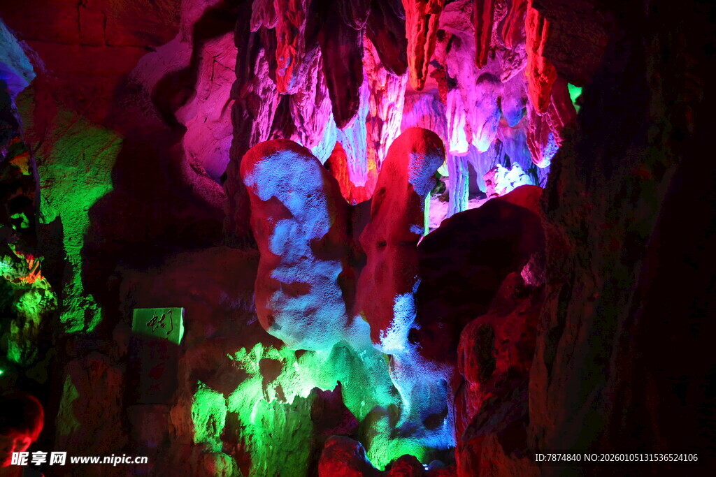 梦幻多彩的溶洞景观
