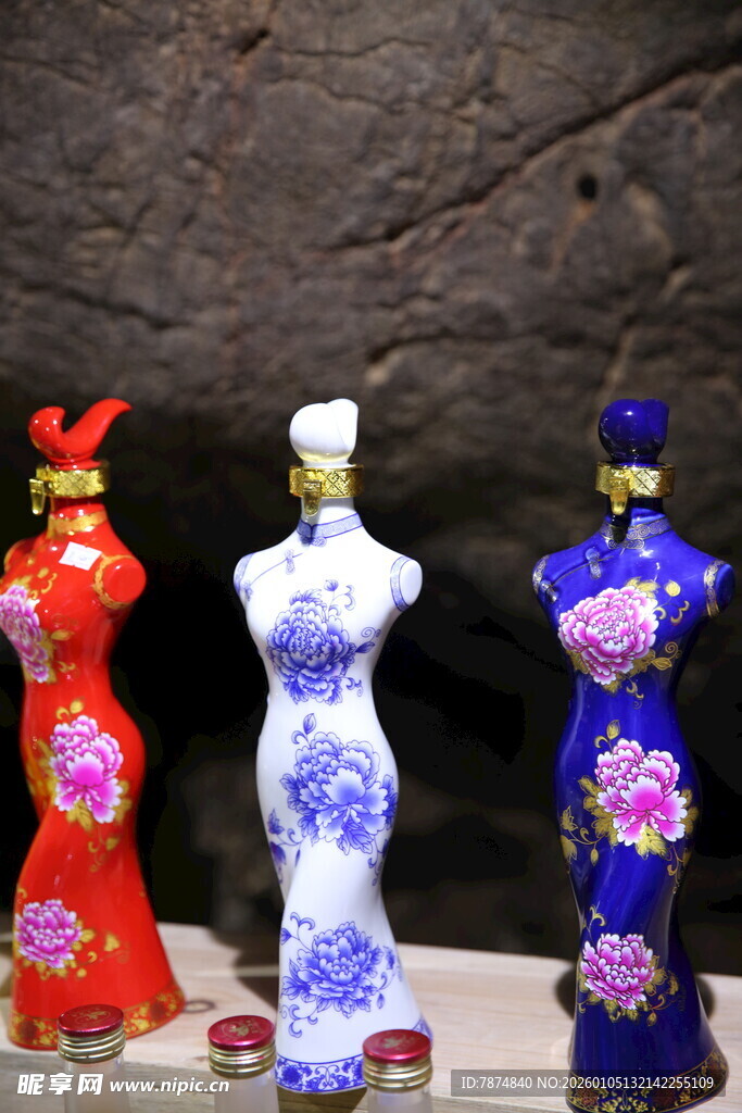 旗袍造型酒瓶展示