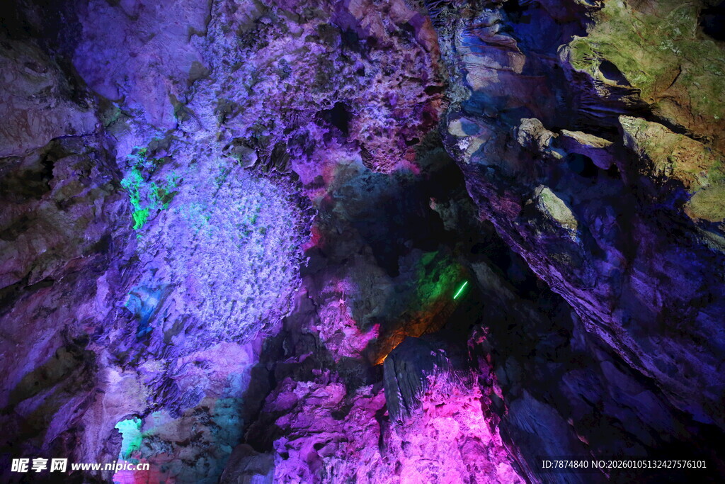 梦幻溶洞内的多彩岩石景观