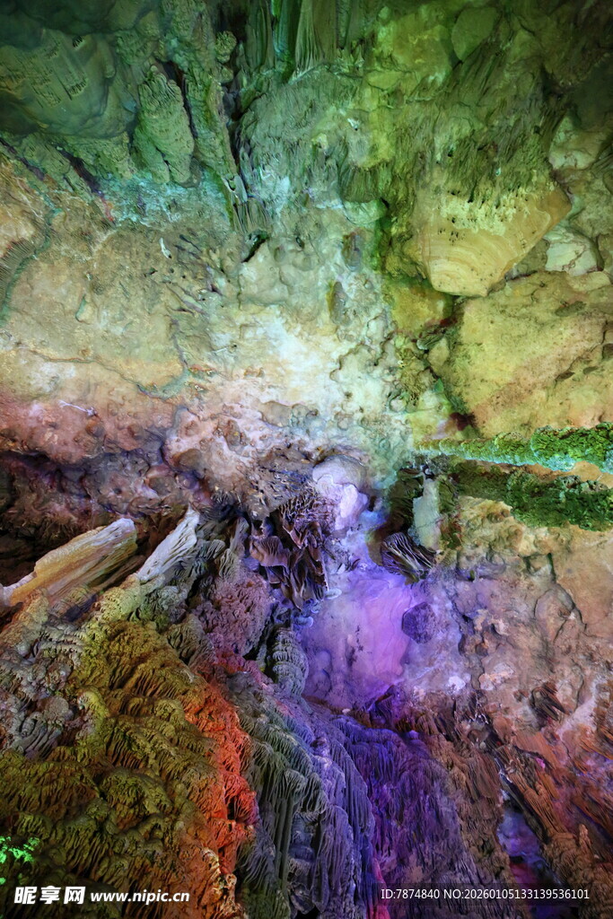 梦幻多彩的地下洞穴景观