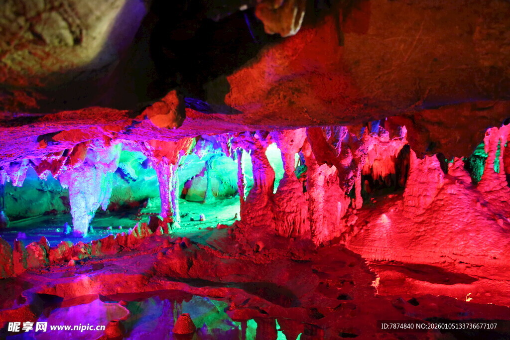 梦幻溶洞景观 五彩斑斓