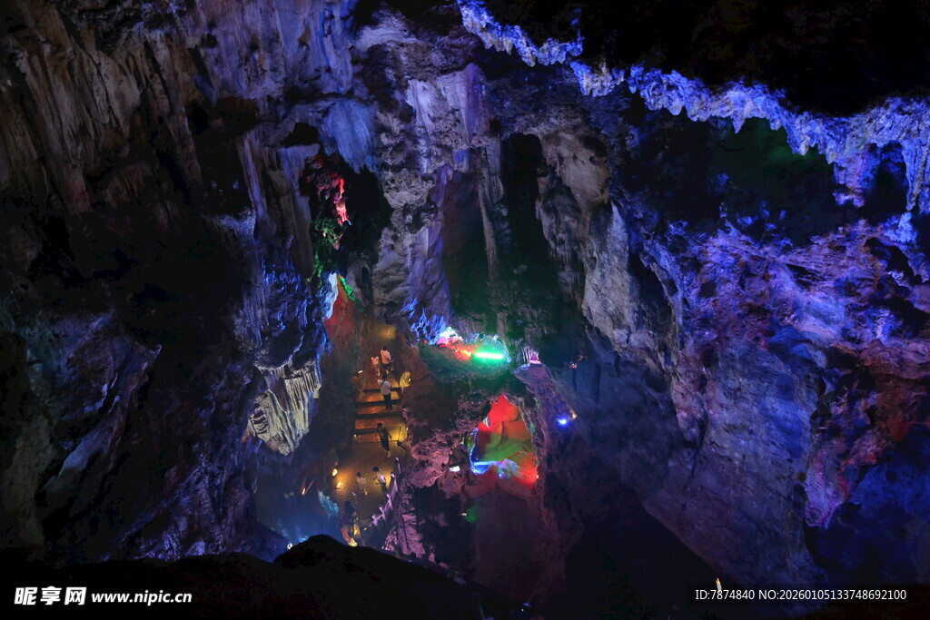 梦幻溶洞内的多彩景观