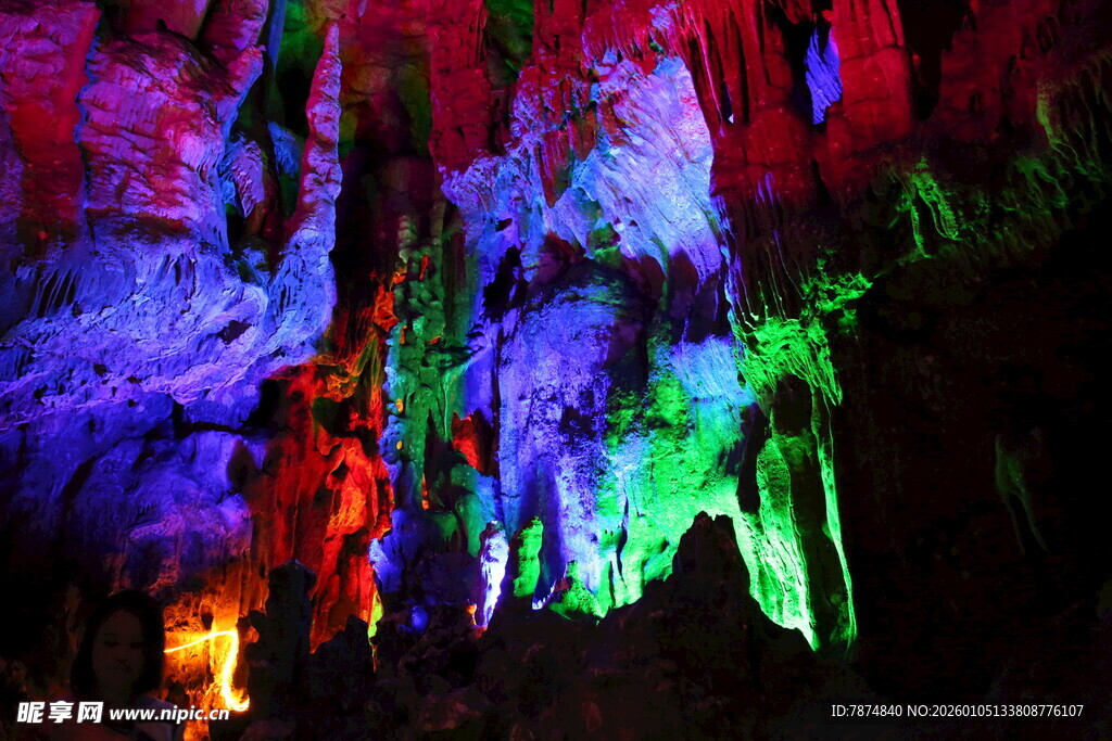 五彩斑斓的溶洞景观