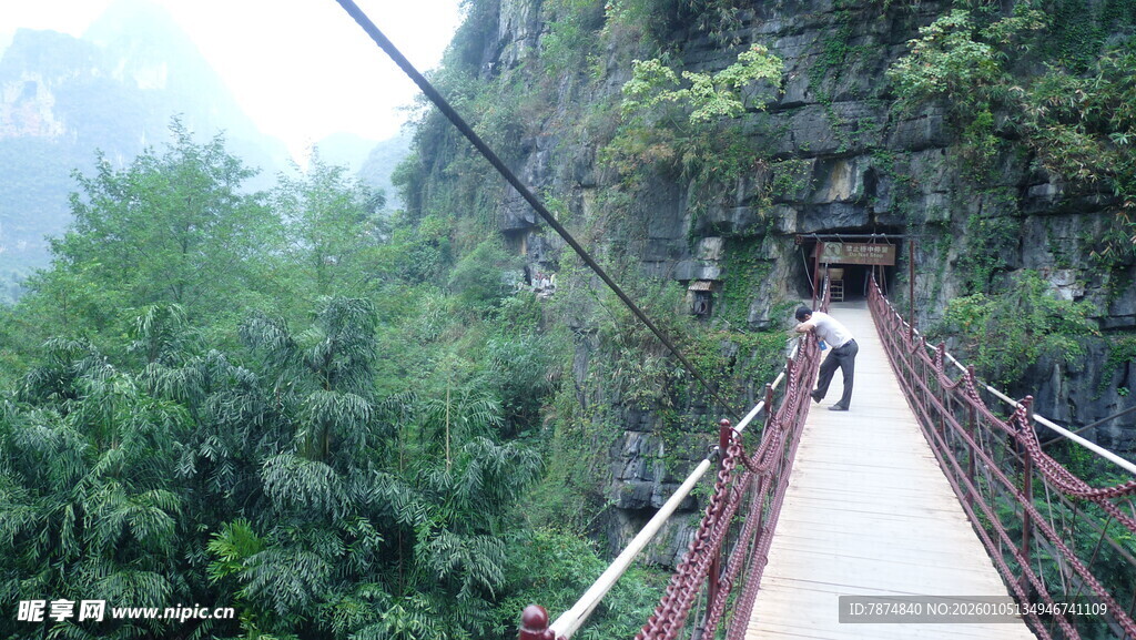 山间吊桥漫步