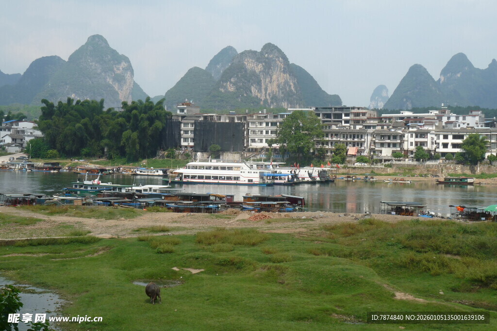 漓江畔的山水城镇风光