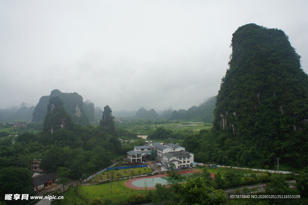 山间村落隐于云雾奇峰间