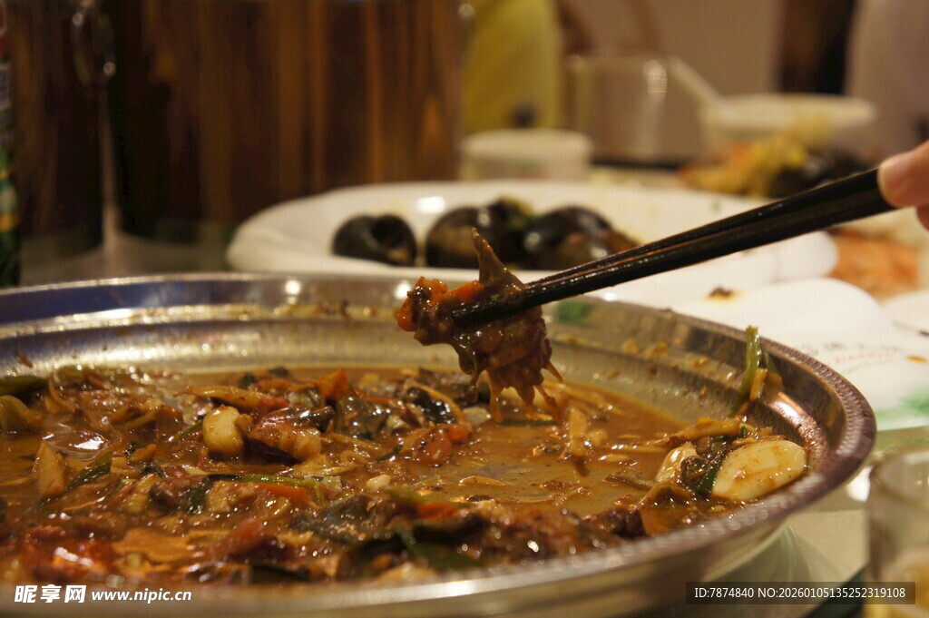 热气腾腾的美味火锅涮菜