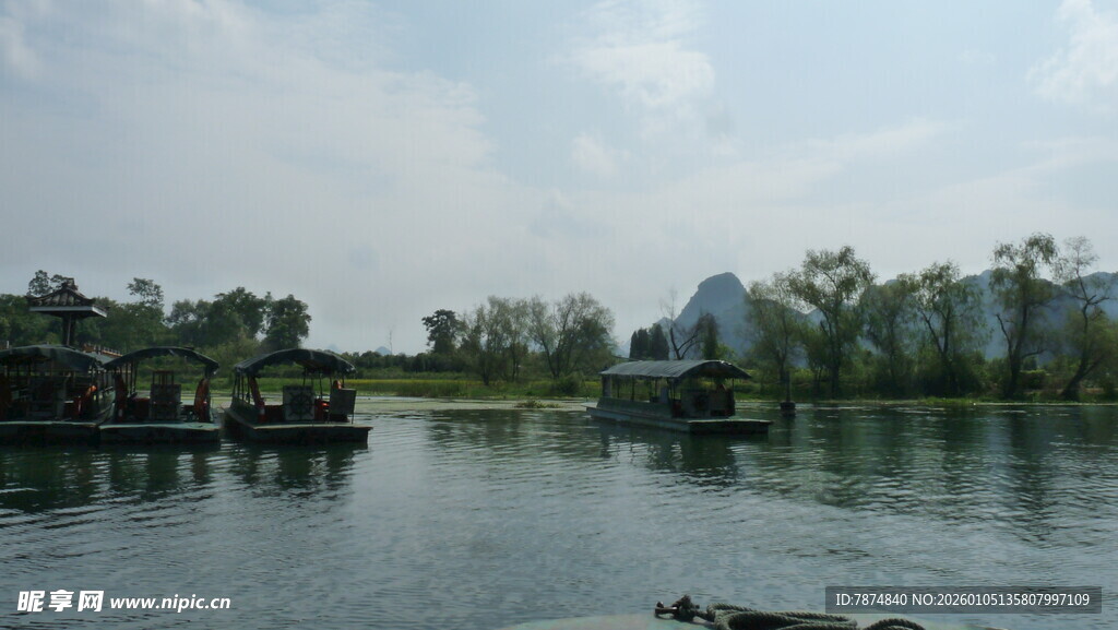 宁静河畔水乡风光