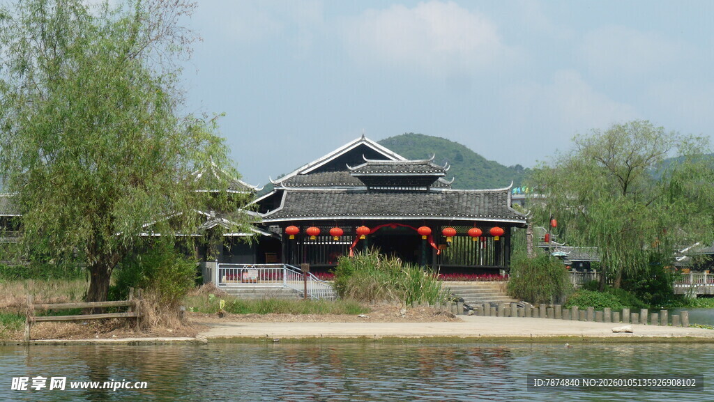 湖畔中式古建筑风景