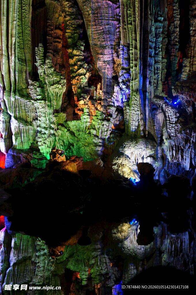梦幻溶洞景观 五彩钟乳石