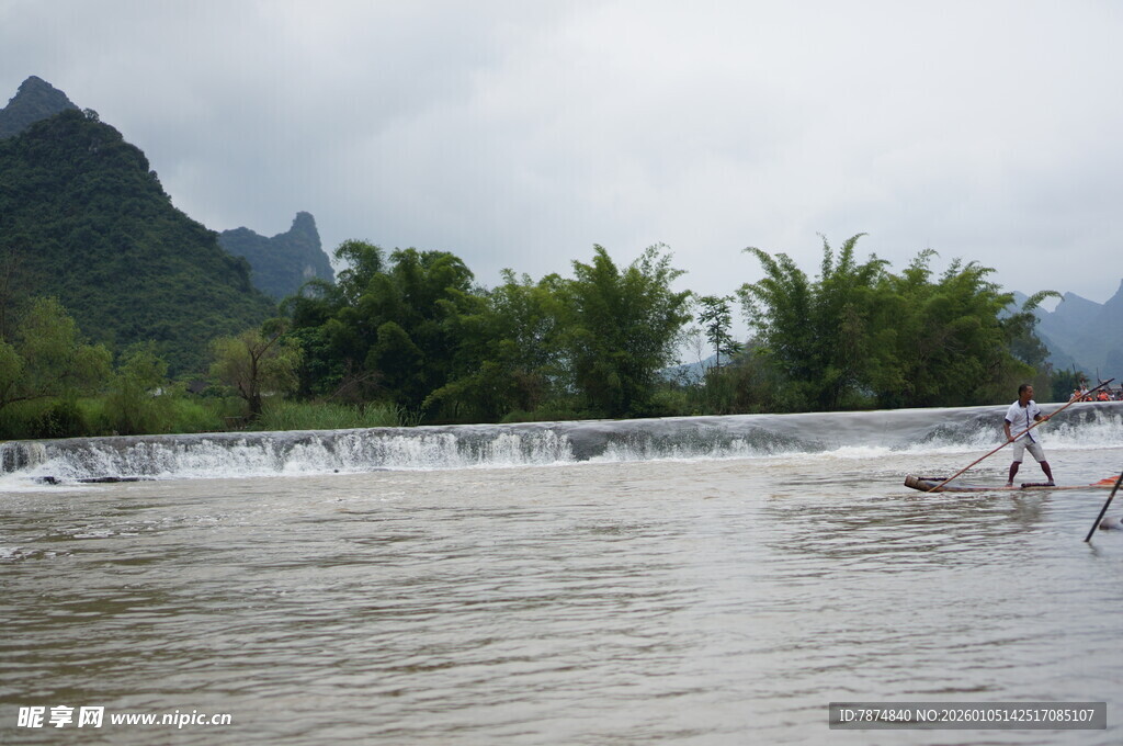 山水间戏水的欢乐场景