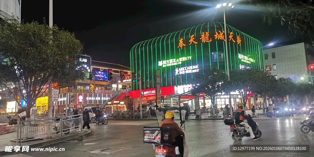 城市夜晚热闹街道景象