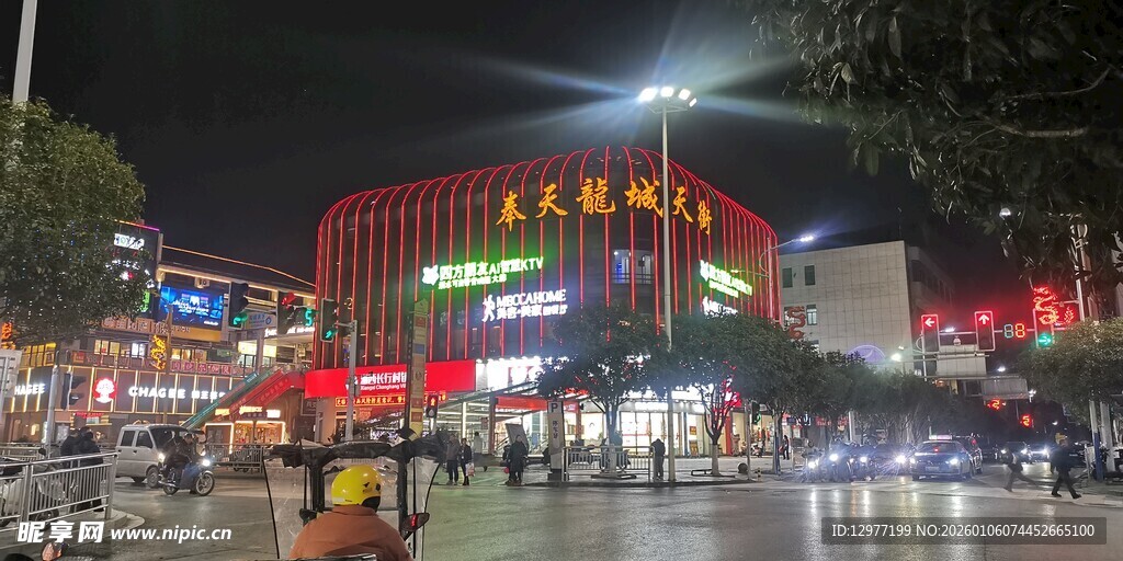 城市夜晚热闹的广场景象