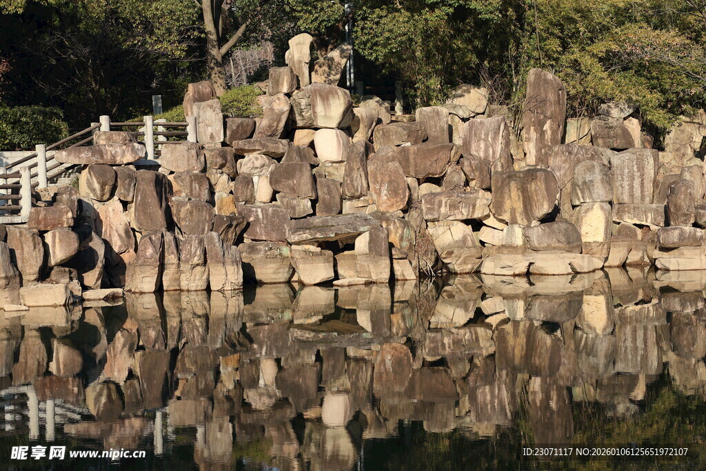 湖畔嶙峋怪石与水中倒影