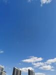 蓝天之下的高楼与云朵