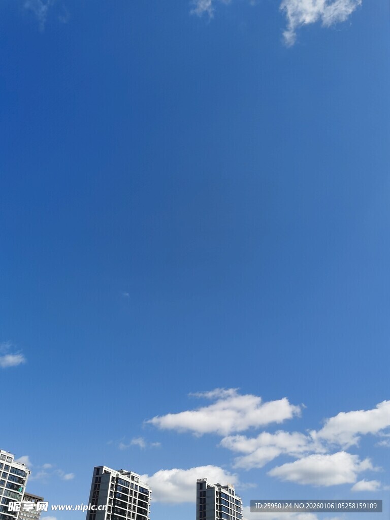 蓝天之下的高楼与云朵