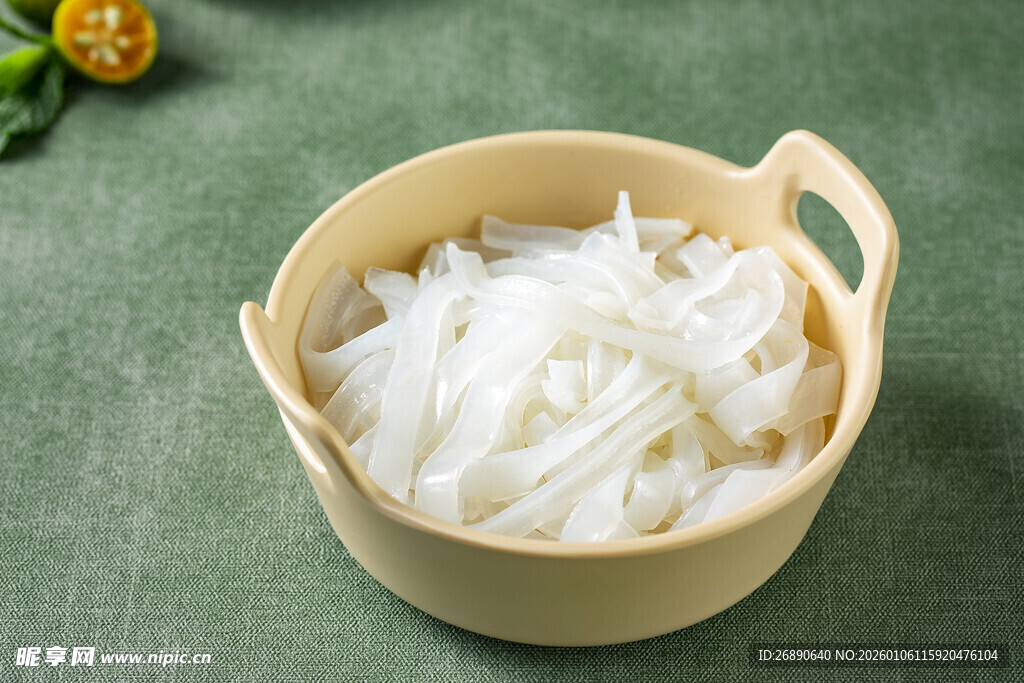 竹制容器中的白色丝状食材